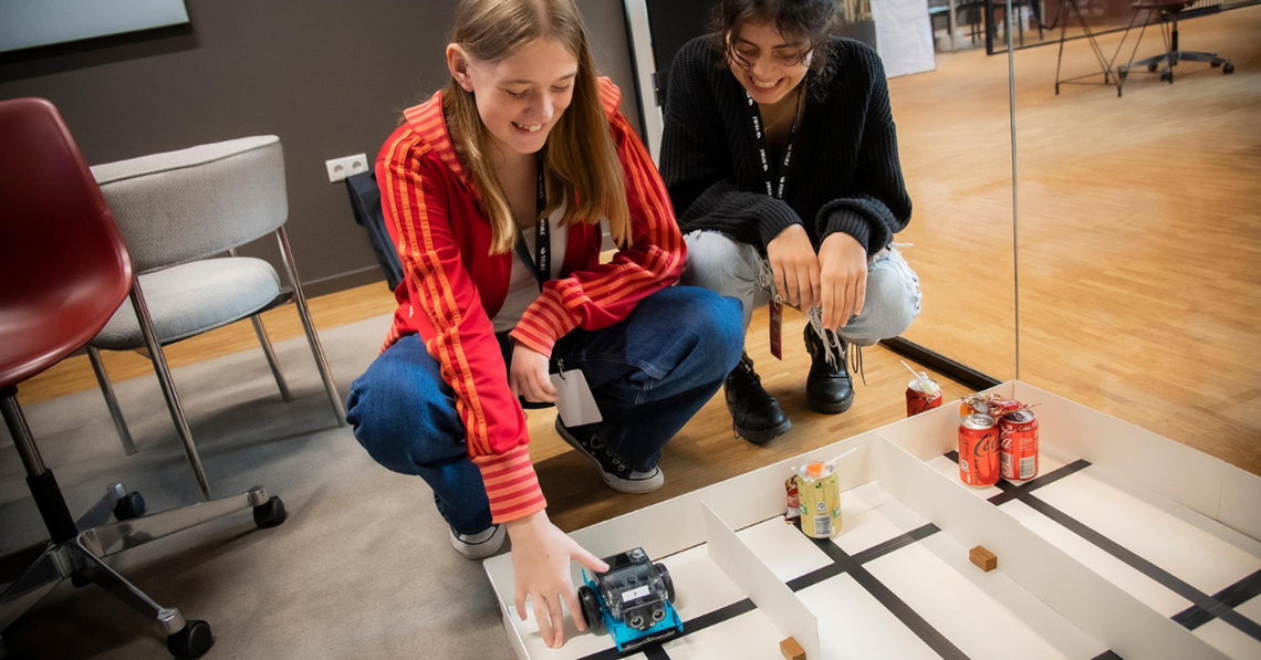 Science Day. 2 piger med en robot